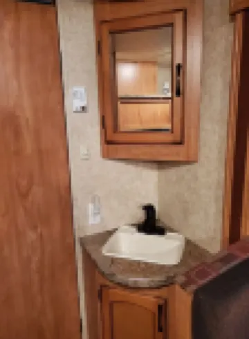 Camper sleeps 6 Nestled in a Wooded Area. Pet Friendly, Fire Pit, spacious 雷克斯酒店