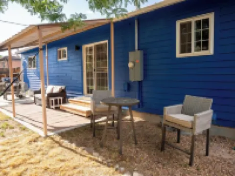 4-Bedroom Home with Fenced Backyard โรงแรมในแลนเดอร์