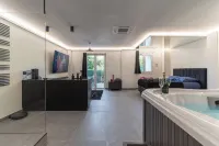 Black Suite Jacuzzi Disneyland