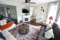 Spacious 5-bedroom bungalow with AC, WiFi in welcoming Berwyn