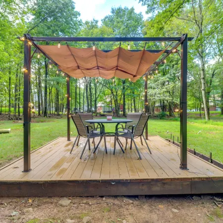 Deck, Fire Pit & Pool Access: Pennsylvania Home!