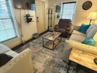 Home Away from Home2-bedroom house in nice Wyandotte with AC, WiFi 懷恩多特酒店