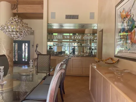 Luxurious 4,500-sq-ft Home, Prime Location, Sweeping Mountain & Golf Course View Отели рядом с достопримечательностью «Индиан-Уэллс Теннис Гарден»