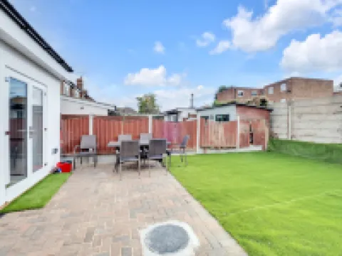 4 Bed - Sleeps 8 - Free Parking - Garden Hotels in Dagenham