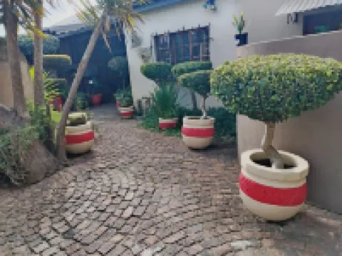 84 on Fourth Guest House Các khách sạn gần Trung tâm mua sắm 27Boxes