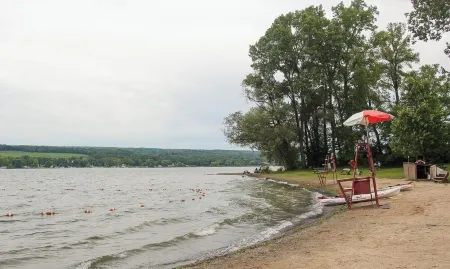 Spacious 4-bedroom vacation home steps to Keuka Lake