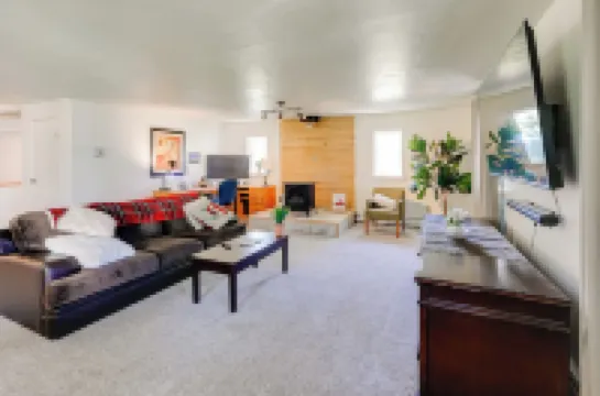 3 Mi to Pioneer Park and University Spacious Home! Отели в г. 