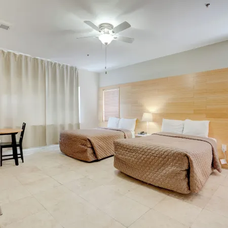 James Hotel Отели рядом с достопримечательностью «Памятник жертвам Холокоста»