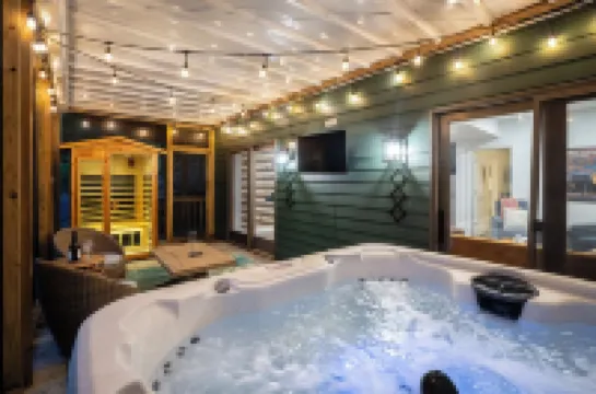 Boutique Chalet - Hiking, Hot Tub, Sauna, Fire Pit, Pizza Oven & Gameroom