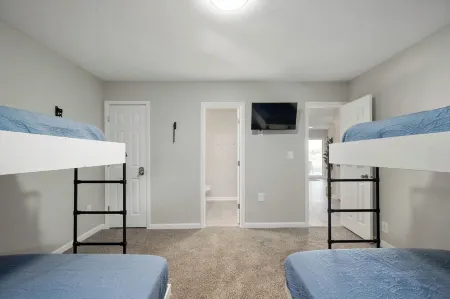 Grand Park Cottage - sleeps 12 steps from Grand Park