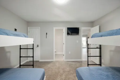 Grand Park Cottage - sleeps 12 steps from Grand Park