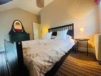 The Old Boathouse Holiday Cottage on the Shores of Lough Erne-4 Double Bedrooms Hotels in 