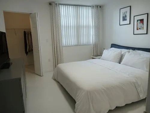 Modern Tree House feeling Next to Beach and Aventura Mall