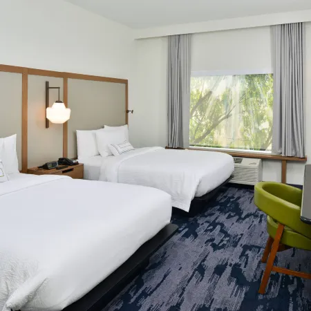 Fairfield Inn & Suites Charlotte University Research Park Отели рядом с достопримечательностью «Торговый центр Tryon»
