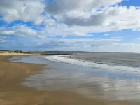 Seascape Retreat - 3 Bedroom Flat - Porthcawl Hotels in Llanelli