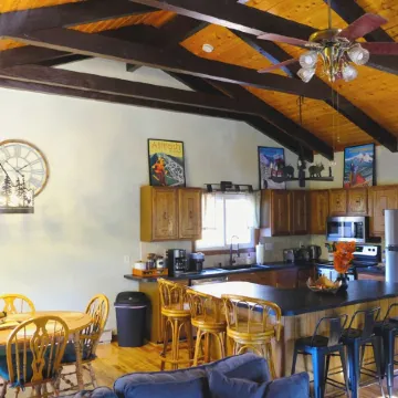 Loose Moose Lodge – Family Chalet, Fireplace, Ski!