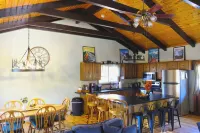 Loose Moose Lodge – Family Chalet, Fireplace, Ski!