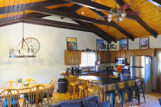 Loose Moose Lodge – Family Chalet, Fireplace, Ski!