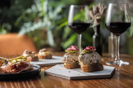 Casa Blanca B&B Отели рядом с достопримечательностью «Basilique Saint-Seurin»