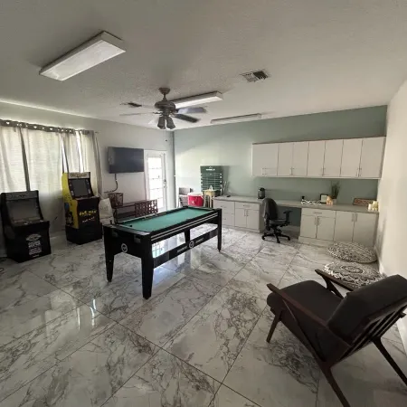 Just 9 mins away to Indian Rock Beach. Game room/pool