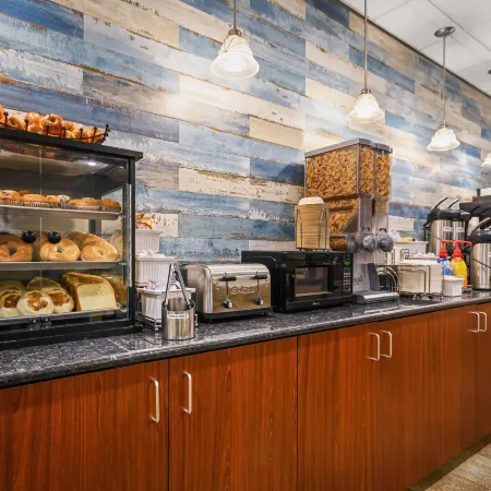 La Quinta Inn & Suites by Wyndham Stonington-Mystic Area
