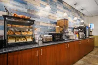 La Quinta Inn & Suites by Wyndham Stonington-Mystic Area - breakfast