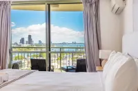 The Meriton on Main Beach - balcony