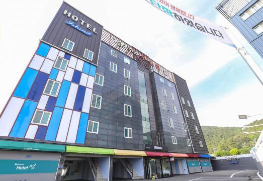 섬모텔 주차장 및 외관