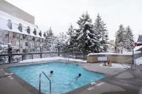 Whistler Village Inn & Suites - Rooftop Pools