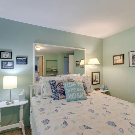 House w/ Hot Tub & Deck - Walk to Seaside Beach!