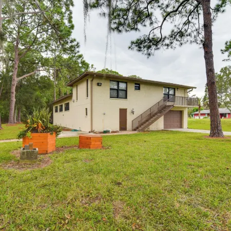 On-Site Pond: Sleek Largo Studio < 7 Mi to Beach!