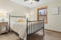 Spacious Well Appointed Retreat Minutes from Excelsior, Lake Minnetonka & More Hotels in Chanhassen