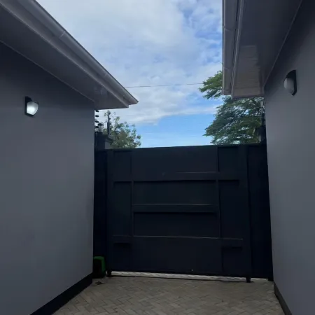 Ruby Homestays Отели рядом с достопримечательностью «Dar Es Salaam War Cemetery»
