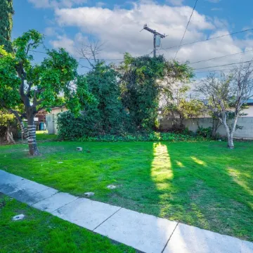 Prime Location: Remodeled 2-Bed/1-Bath with Private Entrance！