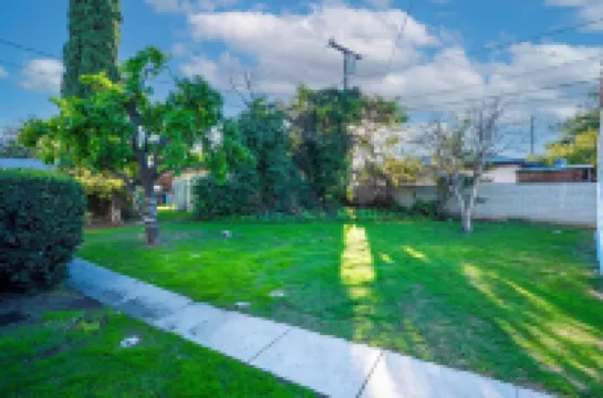 Prime Location: Remodeled 2-Bed/1-Bath with Private Entrance！