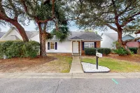 Dog-Friendly Yard! Retreat 11 Mi to Destin & Beach