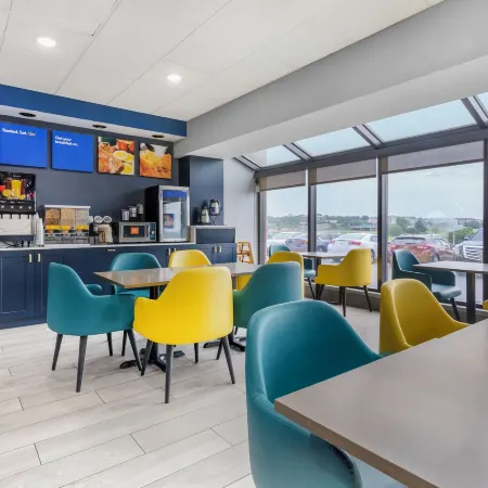 Comfort Inn & Suites Madison - Airport