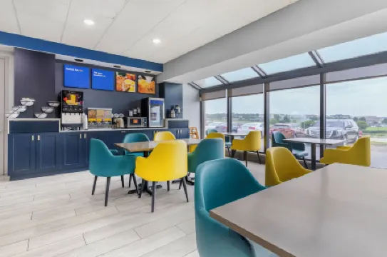 Comfort Inn & Suites Madison - Airport