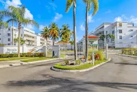 Crab Shack Condo at the Beach! Newly renovated! Beachfront with pool!