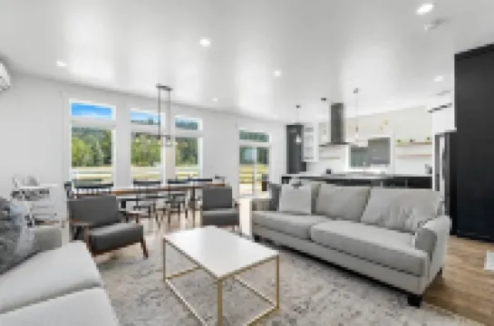 Three Primary Suites: Family and Dog Friendly