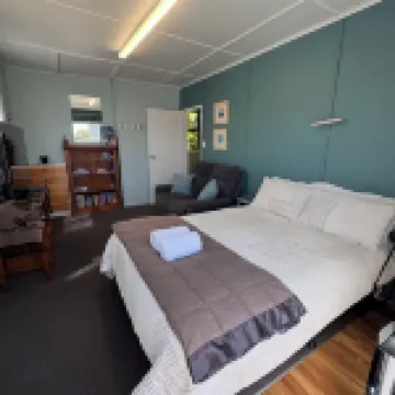 Modern cabin at beautiful Pohara Beach 波哈拉酒店