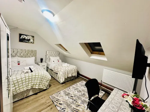 Heathrow roomzzzz B&B - Bed and Breakfasts