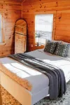 Cedar Wrapped Cozy Villa Cabin - 4 Miles From Trails - balcony