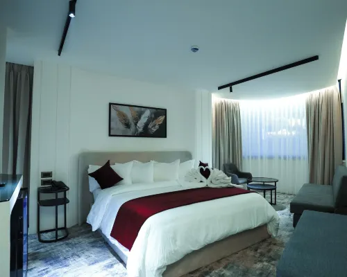 Roya Downtown Boutique Hotel Отели рядом с достопримечательностью «Радужная улица»