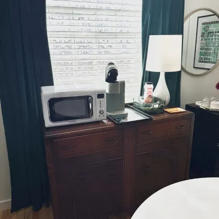 Spacious guesthouse located in the heart of Weatherford. Отели в г. Вэзерфорд