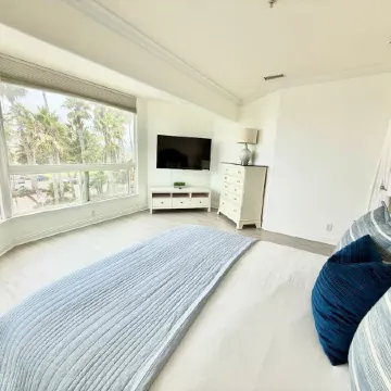 Spacious Ocean View House w/ Beach View Roof Deck