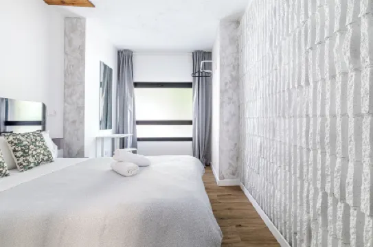 Ayz Princesa-Auto Check-in Property Отели рядом с достопримечательностью «Небоскреб "Испания"»