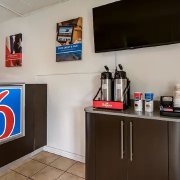 Motel 6 New Stanton, PA