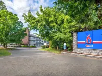 Motel 6 Charlotte, NC - Coliseum Hotels near Arrowood