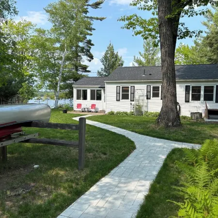 Cozy Cottage with a Vintage Vibe on a Beautiful Lake.
